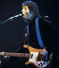 Paul McCartney lors d’un concert avec les Wings en 1976.